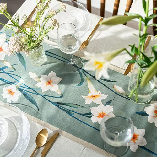 Đồ vải cho bàn ăn hoa loa kèn
