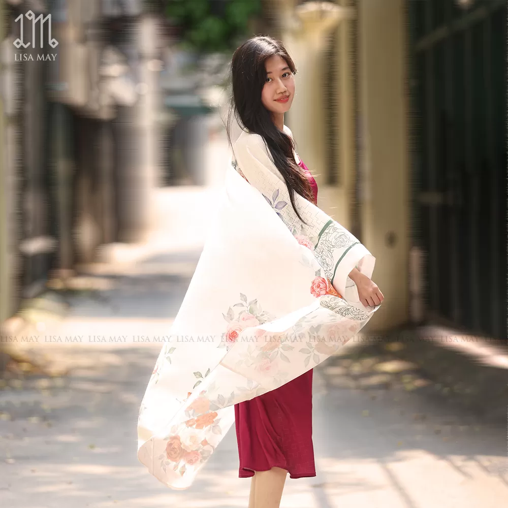 Áo kimono thiết kế họa tiết hoa hồng đỏ nền trắng