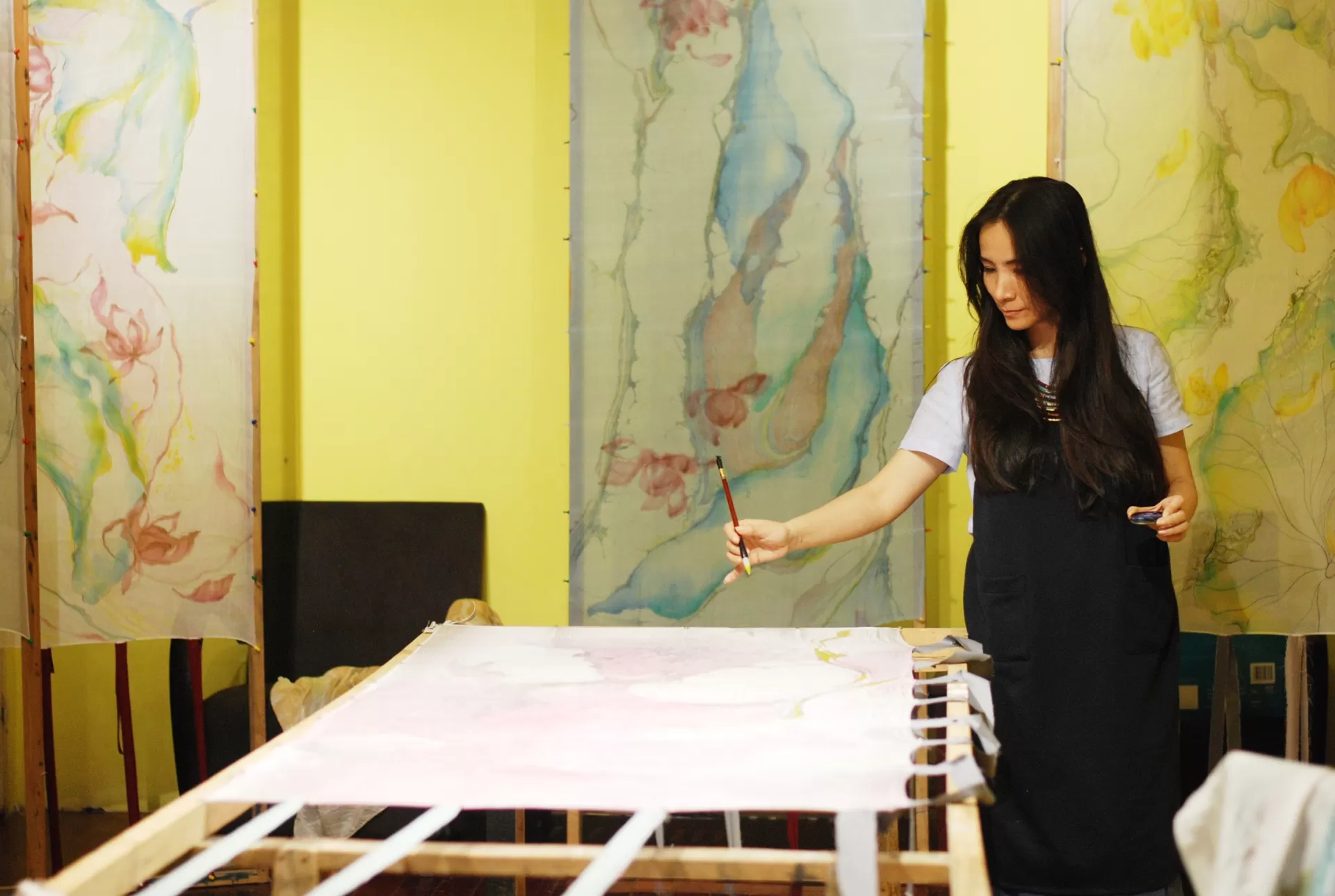 Nữ họa sĩ với những tác phẩm trên vải